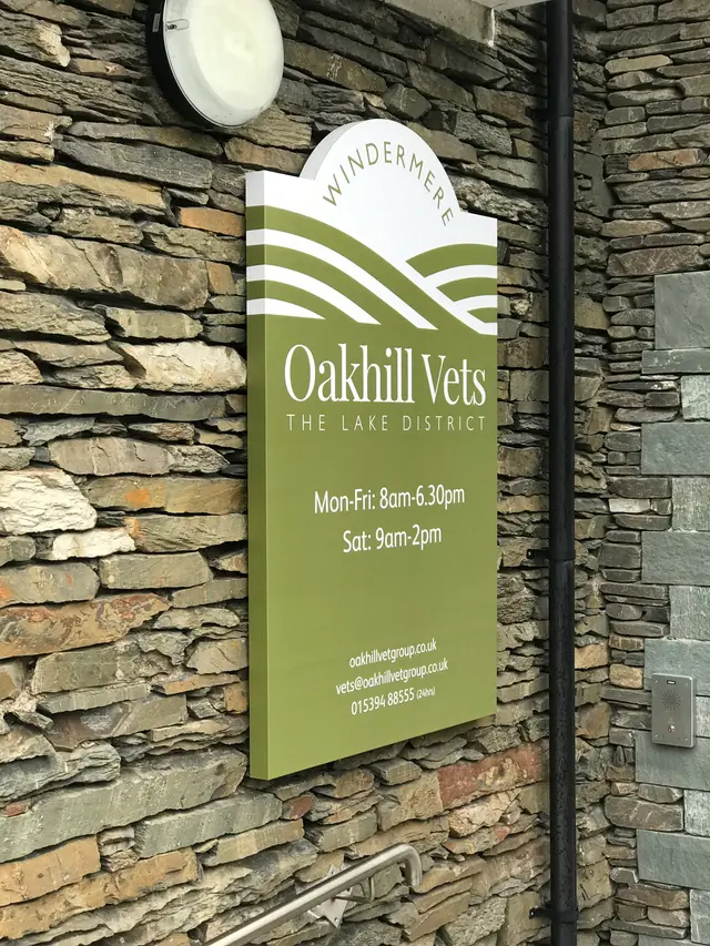 Curved top tray sign