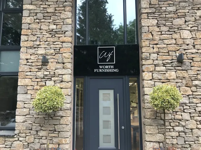 Entrance tray with brushed letters
