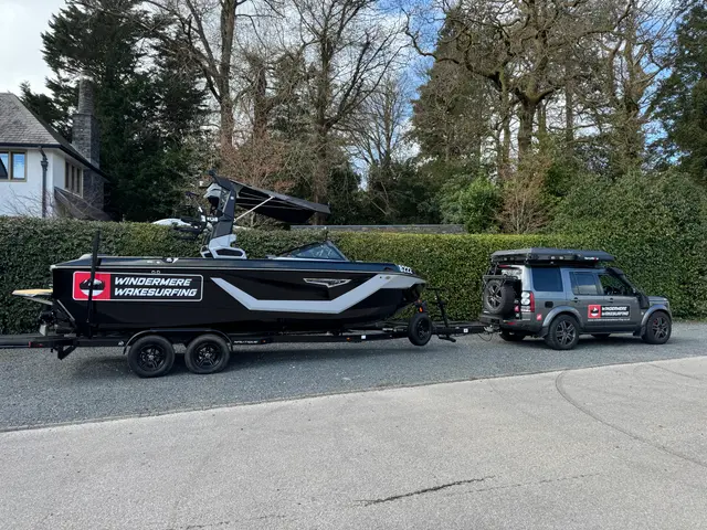 Boat and Defender matched livery